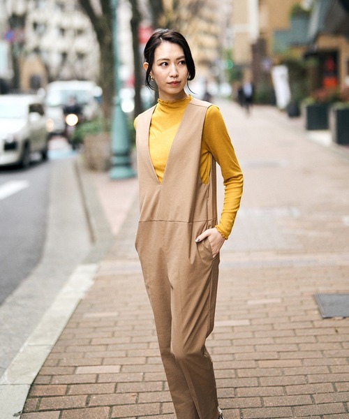 HERENCIA(ヘレンチア)の「Vネック テーパード P/C/Lサロペット(サロペット/オーバーオール・レディース・ベージュ/ブラック・MEDIUM)」の6枚目の写真