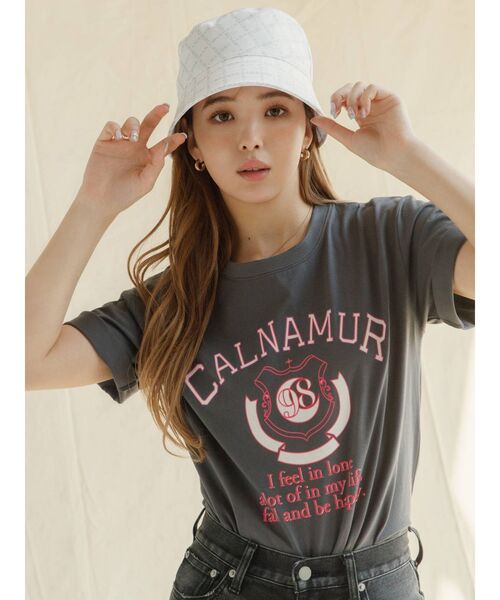 CALNAMUR(カルナムール)の「カレッジ風ロゴTシャツ(Tシャツ/カットソー・レディース・ブラック/グレー/グリーン・MEDIUM/LARGE)」の2枚目の写真