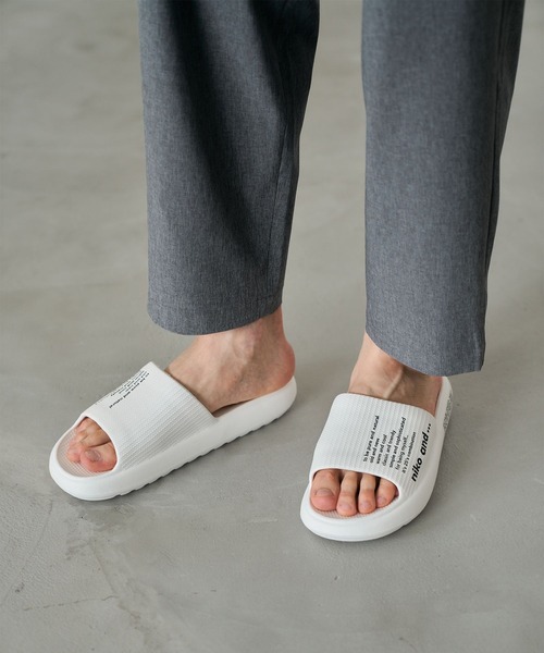 niko and...（ニコアンド）の「オリジナルニコロゴシャワーサンダル（サンダル・レディース・ホワイト/グレー/ブラック・MEDIUM/LARGE）」の2枚目の写真