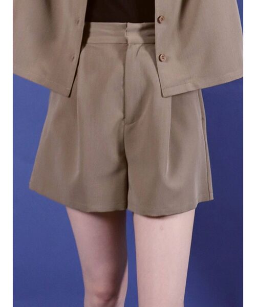 EVRIS（エヴリス）の「タックショートパンツ【セットアップ着用可能】（その他パンツ・レディース・ブラック/ベージュ/ネイビー・SMALL/MEDIUM）」の3枚目の写真