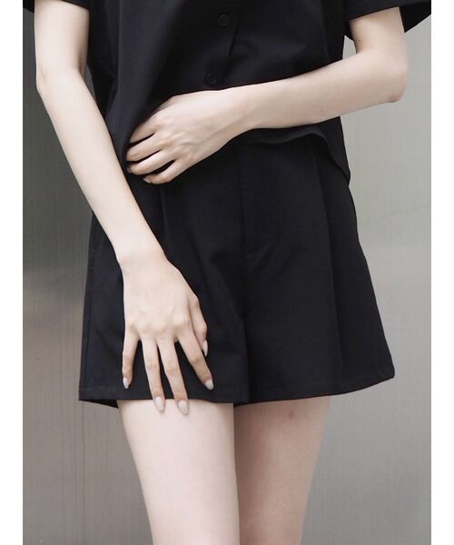 EVRIS（エヴリス）の「タックショートパンツ【セットアップ着用可能】（その他パンツ・レディース・ブラック/ベージュ/ネイビー・SMALL/MEDIUM）」の2枚目の写真