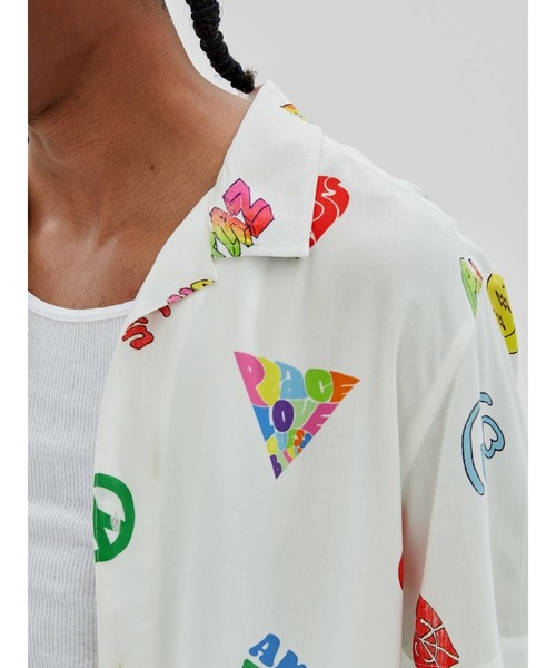Guess(ゲス)の「GUESS Originals x J Balvin Love Camp Shirt(シャツ/ブラウス・メンズ・ホワイト・MEDIUM/LARGE/X-LARGE/SMALL)」の3枚目の写真