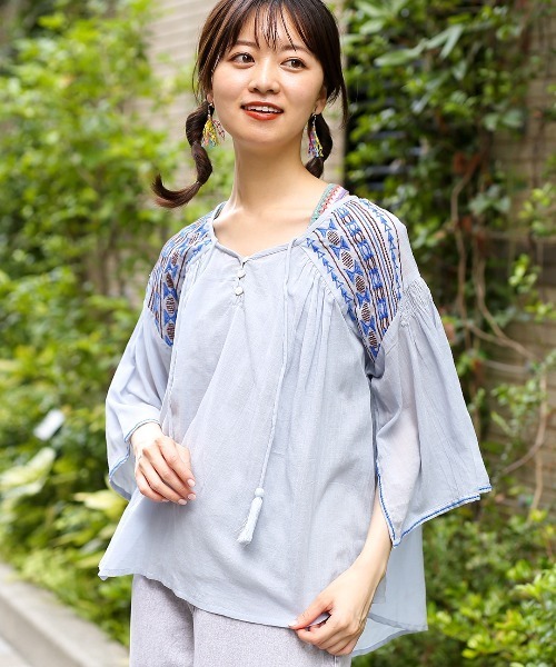 チチカカ（チチカカ）の「ヨーク刺繍ラウンドプルオーバー（シャツ/ブラウス・レディース・ピンク/イエロー/ブルー/グリーン・FREE）」の3枚目の写真