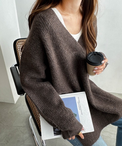 andme(アンドミー)の「片畦Vネックニットトップス(ニット/セーター・レディース・ブラック/ベージュ/グレー/オフホワイト/ピンク/オレンジ/ライム/グレイッシュベージュ/ブルー/ブラウン・M)」の4枚目の写真