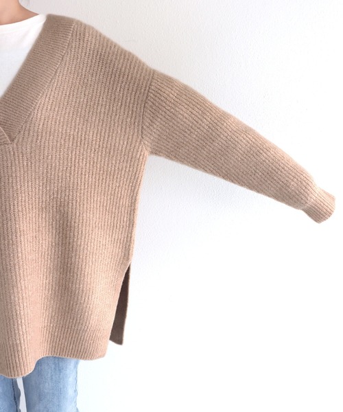 andme(アンドミー)の「片畦Vネックニットトップス(ニット/セーター・レディース・ブラック/ベージュ/グレー/オフホワイト/ピンク/オレンジ/ライム/グレイッシュベージュ/ブルー/ブラウン・M)」の18枚目の写真