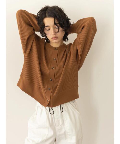 koe(コエ)の「ビッグワッフル袖ボリュームカーディガン(カーディガン/ボレロ・レディース・キャメル/グリーン/ナチュラル/チャコールグレー・FREE)」の6枚目の写真