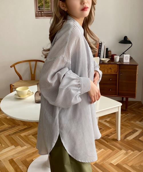 moment+（モーメントプラス）の「シアーストライプバンドカラーボリュームスリーブシャツ（シャツ/ブラウス・レディース・ブラック/ピンク/グリーン/ネイビー・M）」の7枚目の写真