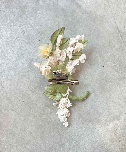 m.soeur（エムスール）の「ツルリーフとお花のブーケコサージュ