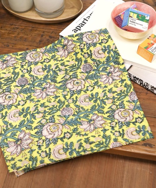 BAYFLOW（ベイフロー）の「[お弁当包みにも!]BFフラワー柄ハンカチ50×50cm（ハンカチ/ハンドタオル・レディース・イエロー/ブルー/ピンク/グレー/ラベンダー/オレンジ/ライトブルー/グリーン・0）」の7枚目の写真