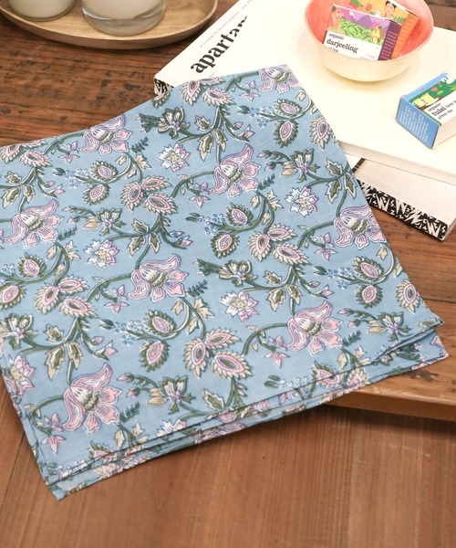 BAYFLOW（ベイフロー）の「[お弁当包みにも!]BFフラワー柄ハンカチ50×50cm（ハンカチ/ハンドタオル・レディース・イエロー/ブルー/ピンク/グレー/ラベンダー/オレンジ/ライトブルー/グリーン・0）」の4枚目の写真