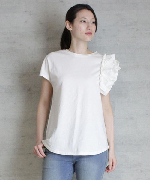atONE(アットワン)の「atONE 片袖フリル デザインカットソー 半袖(Tシャツ/カットソー・レディース・ピンクベージュ/ブラック/ホワイト・4L~5L/M-L/LL~3L)」の1枚目の写真
