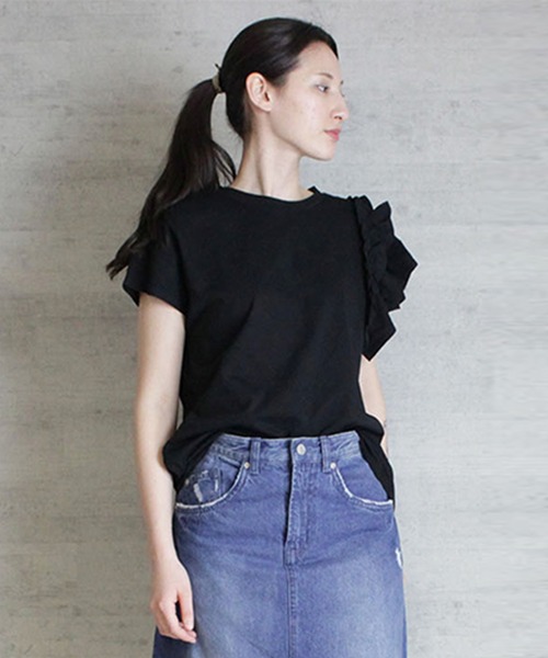 atONE(アットワン)の「atONE 片袖フリル デザインカットソー 半袖(Tシャツ/カットソー・レディース・ピンクベージュ/ブラック/ホワイト・4L~5L/M-L/LL~3L)」の2枚目の写真