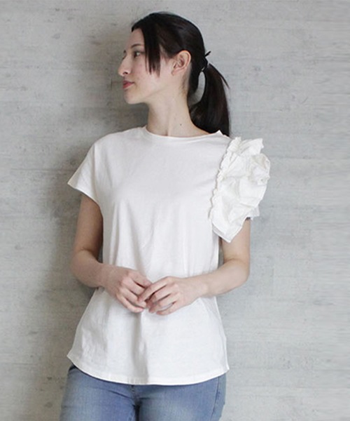 atONE(アットワン)の「atONE 片袖フリル デザインカットソー 半袖(Tシャツ/カットソー・レディース・ピンクベージュ/ブラック/ホワイト・4L~5L/M-L/LL~3L)」の4枚目の写真