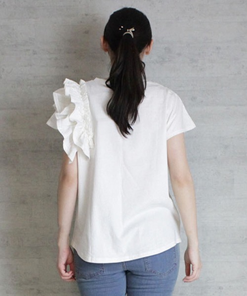 atONE(アットワン)の「atONE 片袖フリル デザインカットソー 半袖(Tシャツ/カットソー・レディース・ピンクベージュ/ブラック/ホワイト・4L~5L/M-L/LL~3L)」の5枚目の写真