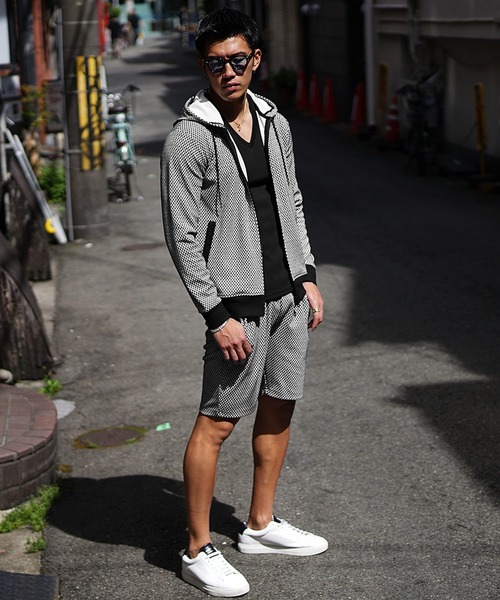 SOMEDIFF(サムディフ)の「【SOMEDIFF】総柄フルジップパーカー メンズ 薄手 モノトーン 軽量 ストレッチ フード 細身(パーカー・メンズ・ホワイト×ブラック/ホワイト/ブラック×グレー・L/XL/M)」の8枚目の写真