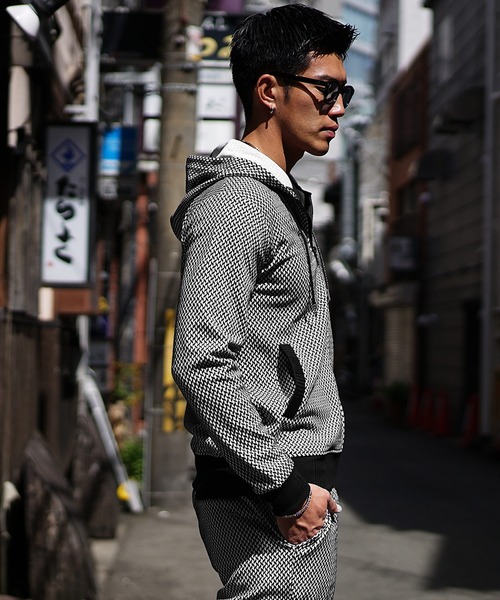 SOMEDIFF(サムディフ)の「【SOMEDIFF】総柄フルジップパーカー メンズ 薄手 モノトーン 軽量 ストレッチ フード 細身(パーカー・メンズ・ホワイト×ブラック/ホワイト/ブラック×グレー・L/XL/M)」の12枚目の写真