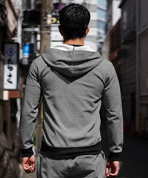 SOMEDIFF(サムディフ)の「【SOMEDIFF】総柄フルジップパーカー メンズ 薄手 モノトーン 軽量 ストレッチ フード 細身(パーカー・メンズ・ホワイト×ブラック/ホワイト/ブラック×グレー・L/XL/M)」の13枚目の写真