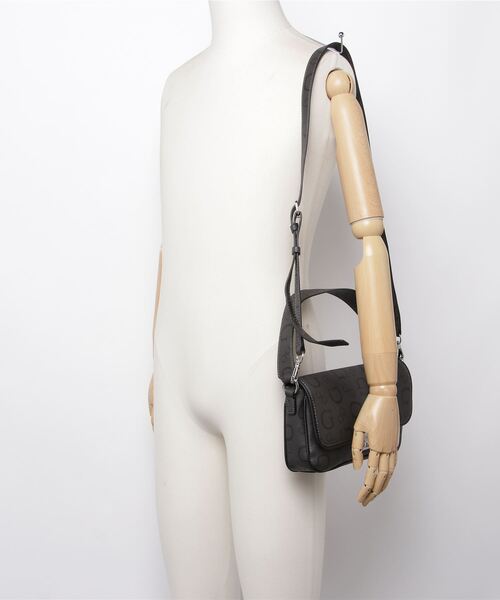 Guess（ゲス）の「KETTERING Crossbody Flap（ショルダーバッグ）」 - WEAR