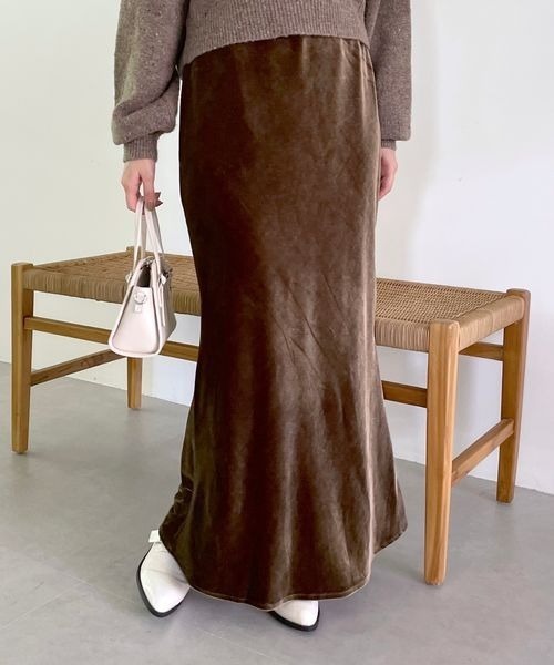 mysty woman(ミスティウーマン)の「ベロアバイアスタイトスカート 981399(スカート・レディース・オレンジ/ネイビー/ブラウン・FREE)」の20枚目の写真