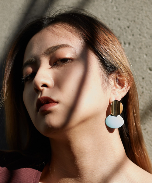 Abahouse Devinette(ドゥヴィネット)の「【sauvage peau 】ラウンドクロスピアス(ピアス(両耳用)・レディース・ブルー/オレンジ/イエロー/ホワイト・フリー)」の5枚目の写真