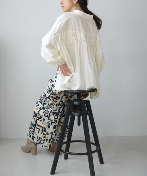 Bou Jeloud（ブージュルード）の「スキッパーバックギャザーシャツ（シャツ/ブラウス・レディース・アイボリー/ブルー/ベージュ・38）」の9枚目の写真