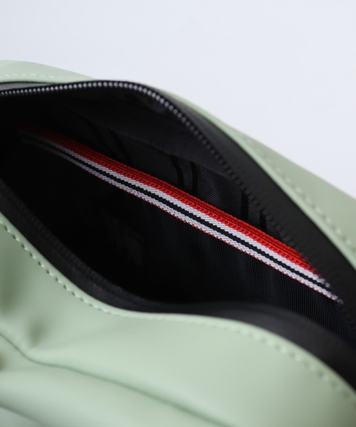 HUNTER(ハンター)の「HUNTER オリジナル ラバライズ ミディアム クロスボディ(ボディバッグ/ウエストポーチ・メンズ・レッド/カーキ/ブラック/ベージュ/グリーン・FREE/F)」の16枚目の写真