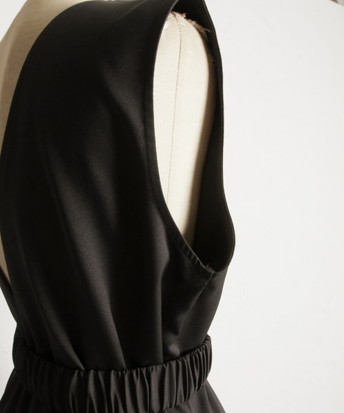 &. NOSTALGIA(アンドドットノスタルジア)の「【ZOZO限定】深Vネックベルテッドジャンスカ(ジャンパースカート・レディース・チャコールグレー/ブラック・M)」の3枚目の写真