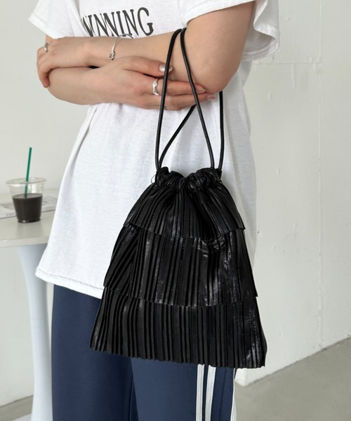 un+frame（アンフレーム）の「メタリックプリーツ ティアード巾着ショルダーバッグ（ショルダーバッグ・レディース・シルバー/ブラック/ピンク・FREE）」の2枚目の写真