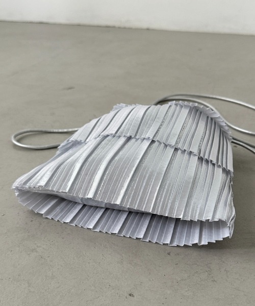 un+frame（アンフレーム）の「メタリックプリーツ ティアード巾着ショルダーバッグ（ショルダーバッグ・レディース・シルバー/ブラック/ピンク・FREE）」の6枚目の写真