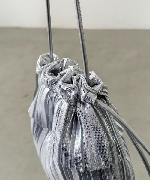 un+frame（アンフレーム）の「メタリックプリーツ ティアード巾着ショルダーバッグ（ショルダーバッグ・レディース・シルバー/ブラック/ピンク・FREE）」の7枚目の写真
