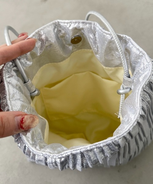 un+frame（アンフレーム）の「メタリックプリーツ ティアード巾着ショルダーバッグ（ショルダーバッグ・レディース・シルバー/ブラック/ピンク・FREE）」の5枚目の写真