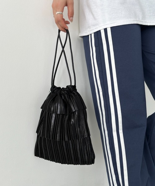 un+frame（アンフレーム）の「メタリックプリーツ ティアード巾着ショルダーバッグ（ショルダーバッグ・レディース・シルバー/ブラック/ピンク・FREE）」の16枚目の写真