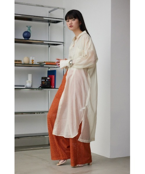 AZUL by moussy（アズールバイマウジー）の「シアーロングシャツ（シャツ/ブラウス・レディース・ライトカーキ/ブラック/アイボリー・SMALL/MEDIUM）」の6枚目の写真
