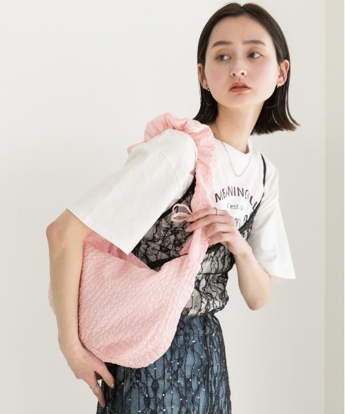 ad thie(アドティエ)の「シャーリングストラップエンボスバッグ(ハンドバッグ・レディース・オフホワイト/ブラック/ライトブルー/イエロー/ピンク・FREE)」の13枚目の写真