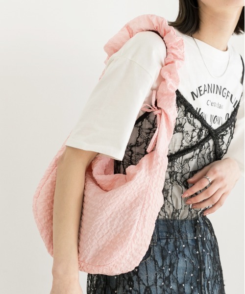 ad thie(アドティエ)の「シャーリングストラップエンボスバッグ(ハンドバッグ・レディース・オフホワイト/ブラック/ライトブルー/イエロー/ピンク・FREE)」の11枚目の写真