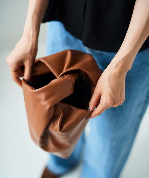 le.coeur blanc（ルクールブラン）の「ツイストハンドルミニバッグ（ハンドバッグ・レディース・ブラック/キャメル・FREE）」の22枚目の写真