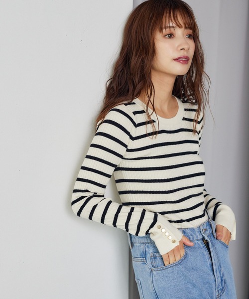 mysty woman（ミスティウーマン）の「【WEB限定】袖ボタンクルーネックニット　147762（ニット/セーター・レディース・ブラウン/ホワイト系その他/レッド/ピンク/グレイッシュブルー/グレー/オフホワイト/ブラック・FREE）」の3枚目の写真