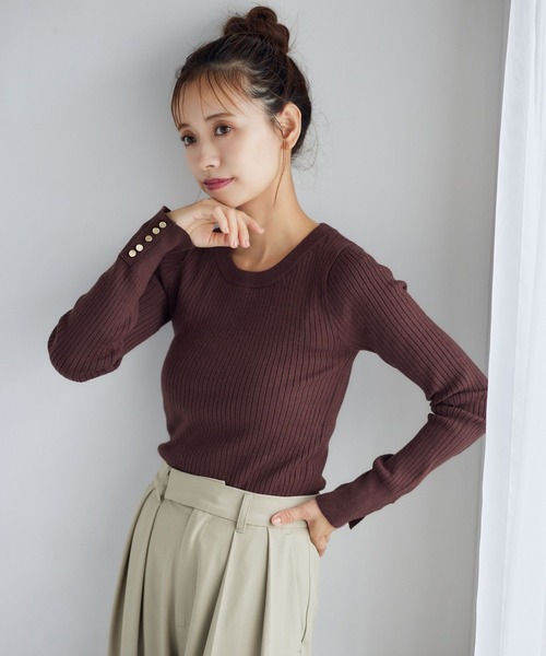 mysty woman（ミスティウーマン）の「【WEB限定】袖ボタンクルーネックニット　147762（ニット/セーター・レディース・ブラウン/ホワイト系その他/レッド/ピンク/グレイッシュブルー/グレー/オフホワイト/ブラック・FREE）」の6枚目の写真