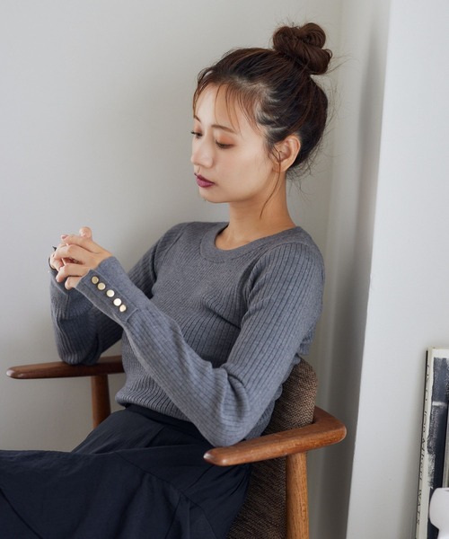 mysty woman（ミスティウーマン）の「【WEB限定】袖ボタンクルーネックニット　147762（ニット/セーター・レディース・ブラウン/ホワイト系その他/レッド/ピンク/グレイッシュブルー/グレー/オフホワイト/ブラック・FREE）」の5枚目の写真