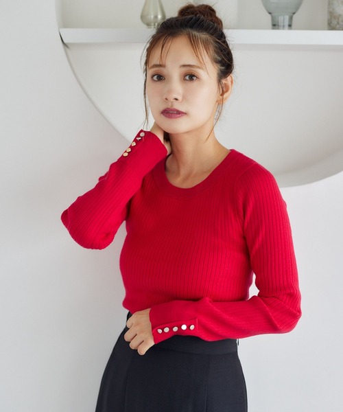 mysty woman（ミスティウーマン）の「【WEB限定】袖ボタンクルーネックニット　147762（ニット/セーター・レディース・ブラウン/ホワイト系その他/レッド/ピンク/グレイッシュブルー/グレー/オフホワイト/ブラック・FREE）」の8枚目の写真