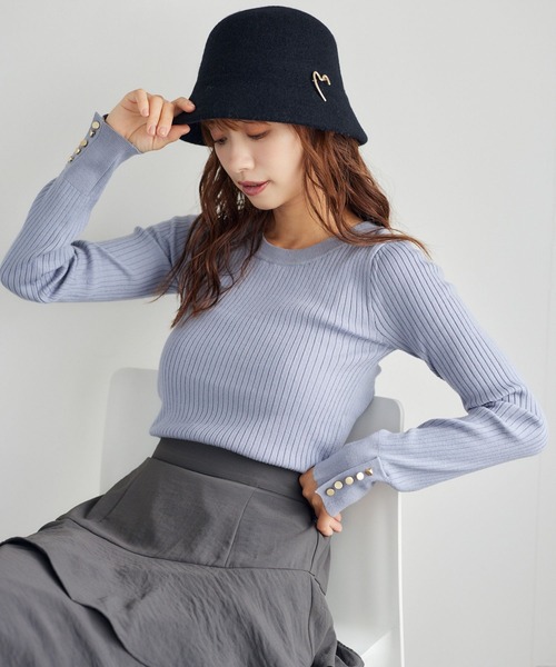 mysty woman（ミスティウーマン）の「【WEB限定】袖ボタンクルーネックニット　147762（ニット/セーター・レディース・ブラウン/ホワイト系その他/レッド/ピンク/グレイッシュブルー/グレー/オフホワイト/ブラック・FREE）」の7枚目の写真