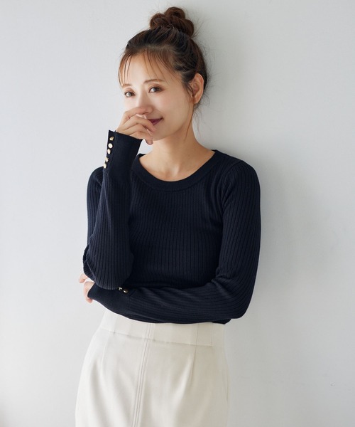 mysty woman（ミスティウーマン）の「【WEB限定】袖ボタンクルーネックニット　147762（ニット/セーター・レディース・ブラウン/ホワイト系その他/レッド/ピンク/グレイッシュブルー/グレー/オフホワイト/ブラック・FREE）」の4枚目の写真