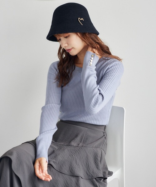 mysty woman（ミスティウーマン）の「【WEB限定】袖ボタンクルーネックニット　147762（ニット/セーター・レディース・ブラウン/ホワイト系その他/レッド/ピンク/グレイッシュブルー/グレー/オフホワイト/ブラック・FREE）」の9枚目の写真