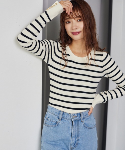 mysty woman（ミスティウーマン）の「【WEB限定】袖ボタンクルーネックニット　147762（ニット/セーター・レディース・ブラウン/ホワイト系その他/レッド/ピンク/グレイッシュブルー/グレー/オフホワイト/ブラック・FREE）」の11枚目の写真