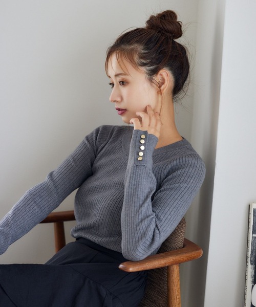 mysty woman（ミスティウーマン）の「【WEB限定】袖ボタンクルーネックニット　147762（ニット/セーター・レディース・ブラウン/ホワイト系その他/レッド/ピンク/グレイッシュブルー/グレー/オフホワイト/ブラック・FREE）」の13枚目の写真