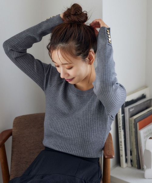 mysty woman（ミスティウーマン）の「【WEB限定】袖ボタンクルーネックニット　147762（ニット/セーター・レディース・ブラウン/ホワイト系その他/レッド/ピンク/グレイッシュブルー/グレー/オフホワイト/ブラック・FREE）」の14枚目の写真