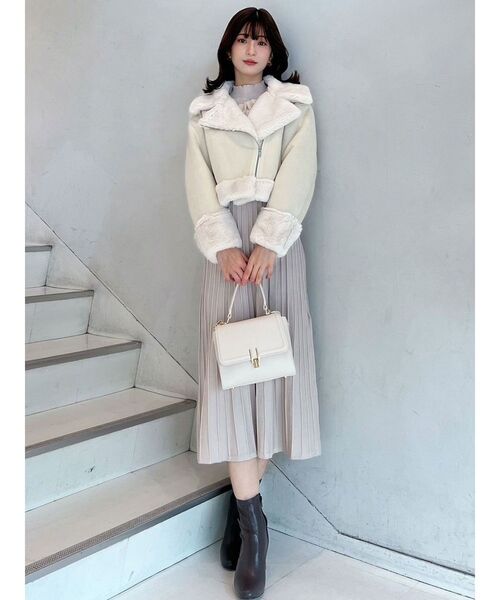 MERCURYDUO(マーキュリーデュオ)の「フェイクムートンボンバージャケット(ムートンコート・レディース・チャコールグレー/ライトグレー/ベージュ/アイボリー・MEDIUM/SMALL)」の7枚目の写真