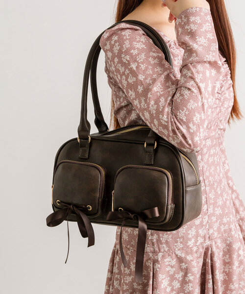 OLIVE des OLIVE（オリーブデオリーブ）の「サテンリボン付きボストンバッグ（ショルダーバッグ・レディース・ダークブラウン/ピンク/サックスブルー・FREE）」の16枚目の写真