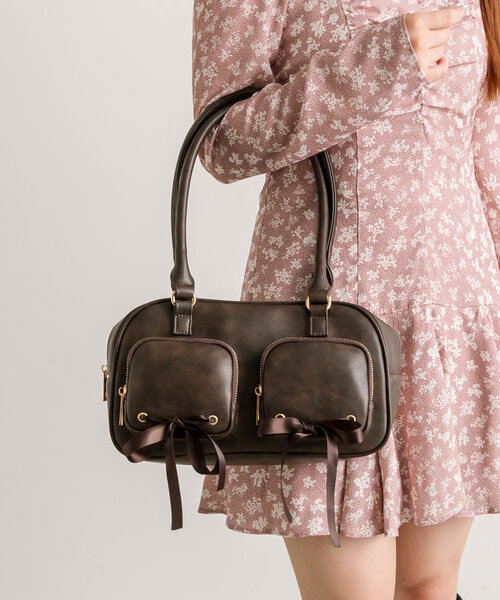 OLIVE des OLIVE（オリーブデオリーブ）の「サテンリボン付きボストンバッグ（ショルダーバッグ・レディース・ダークブラウン/ピンク/サックスブルー・FREE）」の17枚目の写真