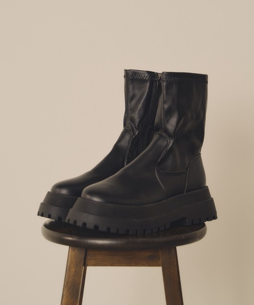 Unitage（ユニテージ）の「厚底サイドゴアブーツ（ブーツ・レディース・ブラック・LARGE/MEDIUM）」の2枚目の写真